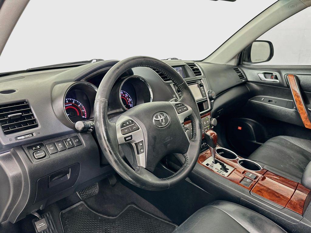 Thumbnail: 2013 Toyota Highlander - 9