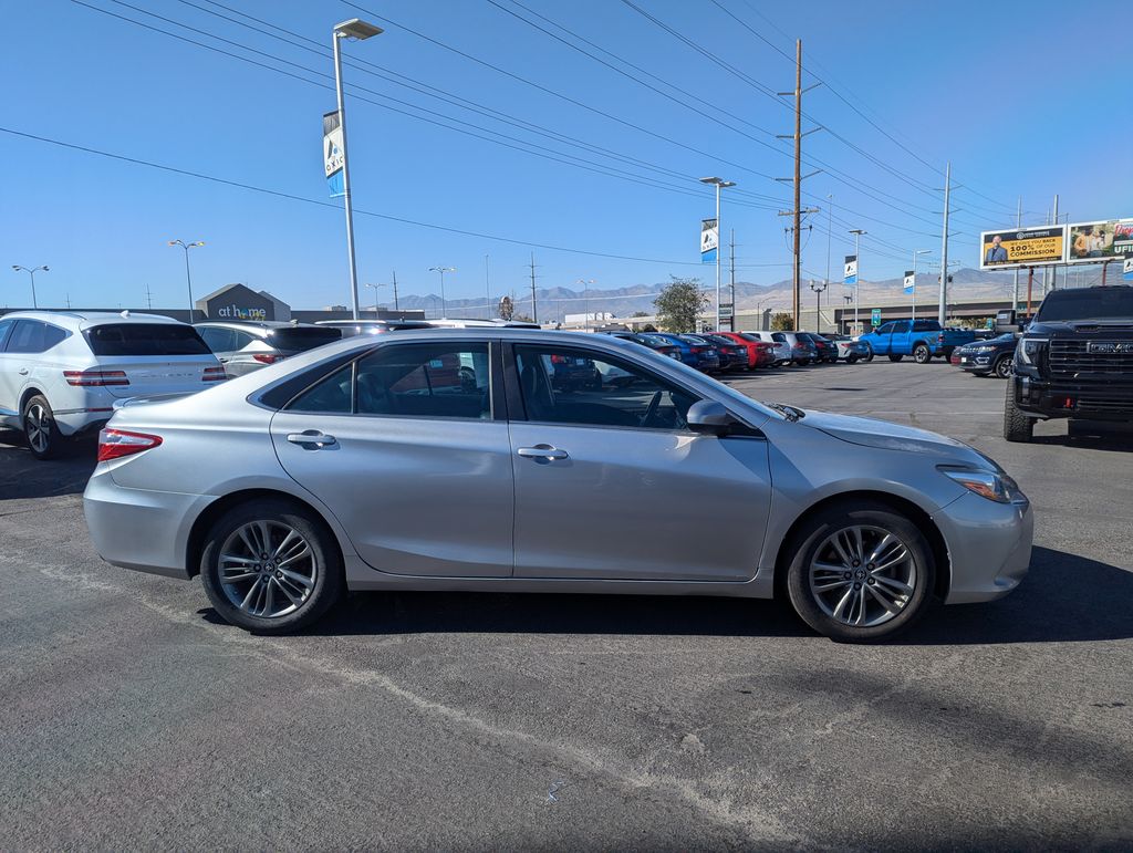 2016 Toyota Camry SE 10