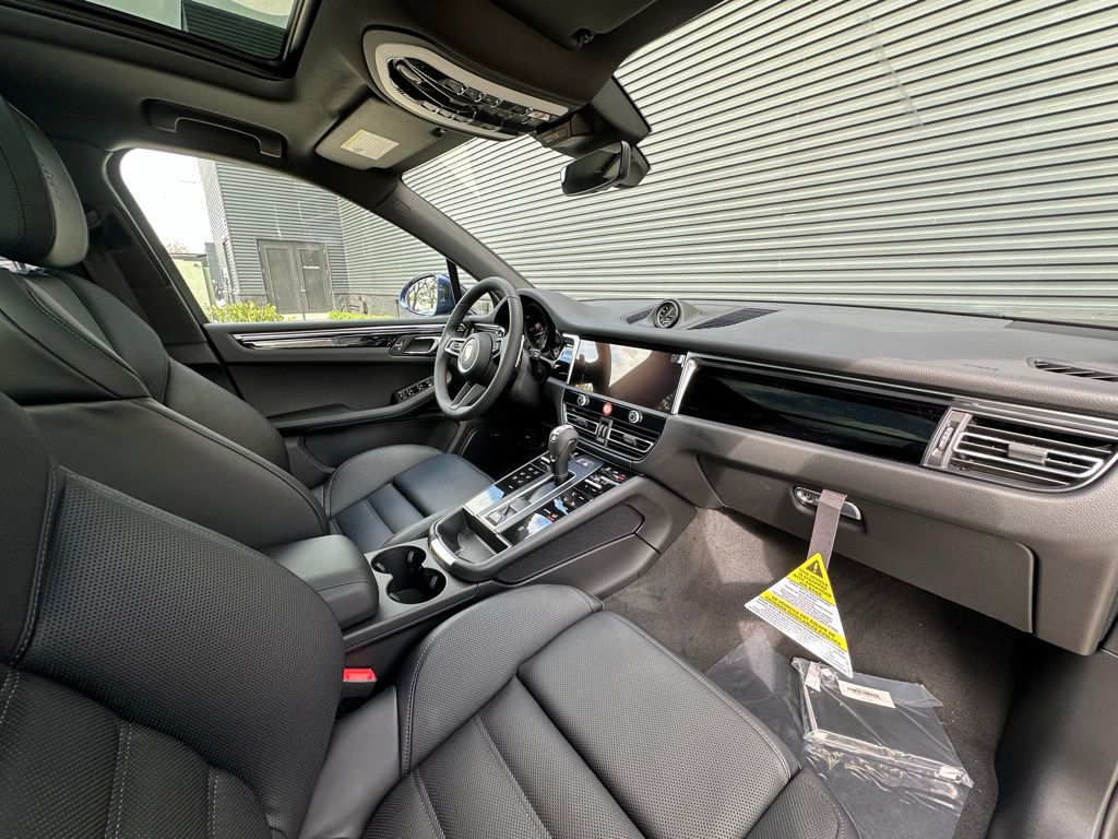 2025 Porsche Macan  29