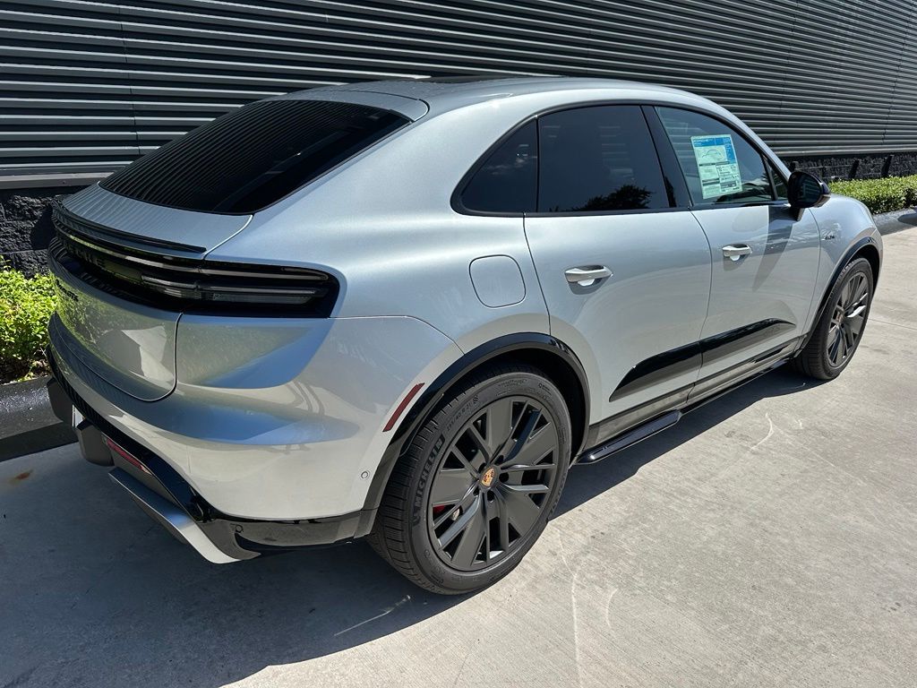 Thumbnail: 2026 Porsche Macan - 10