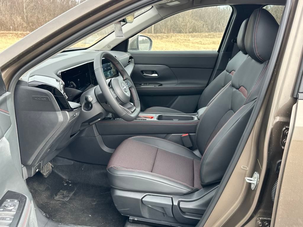 2025 Nissan Kicks SR photo