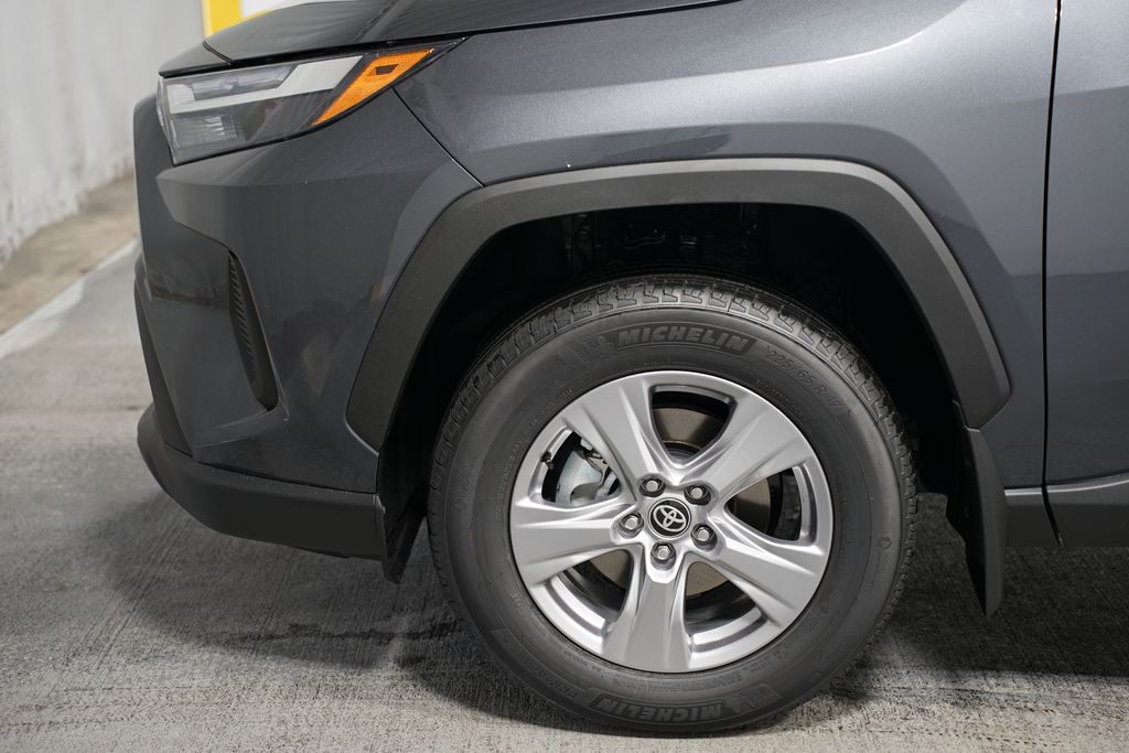 2025 Toyota RAV4 XLE 5