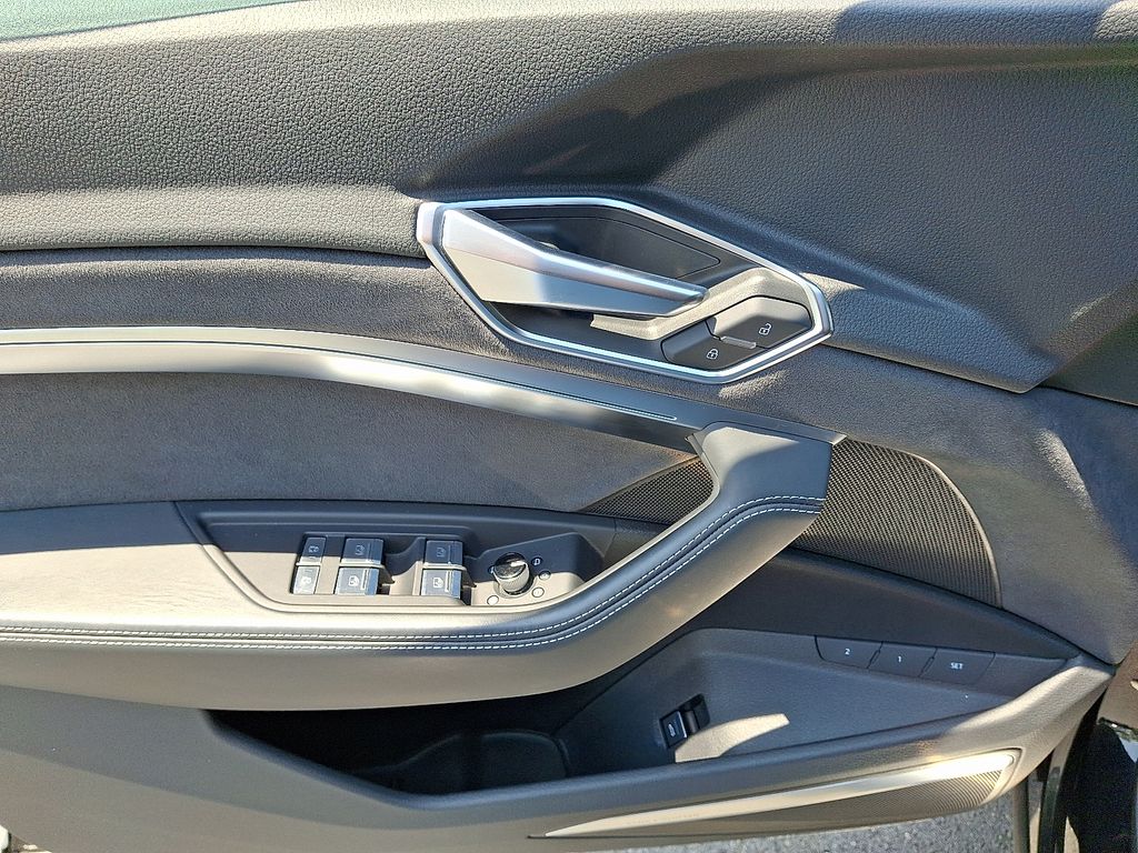 Thumbnail: 2022 Audi e-tron S - 12