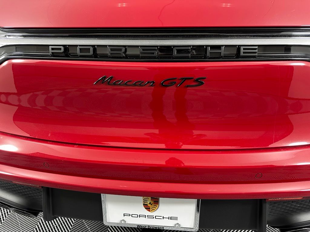 Thumbnail: 2026 Porsche Macan - 14