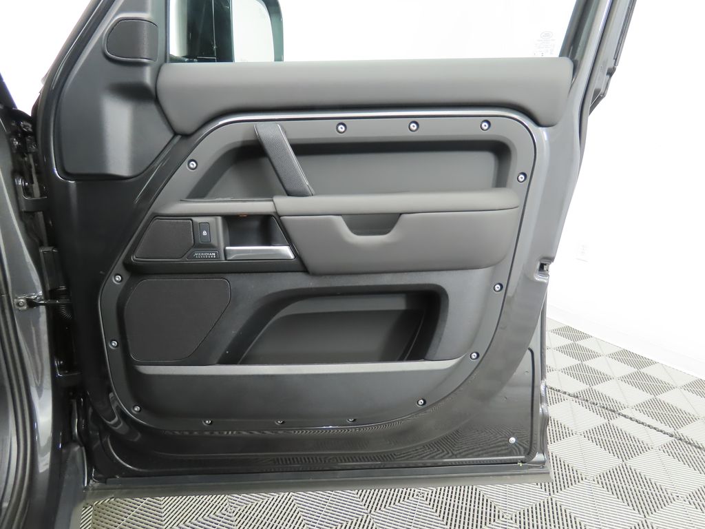 2025 Land Rover Defender 130 27