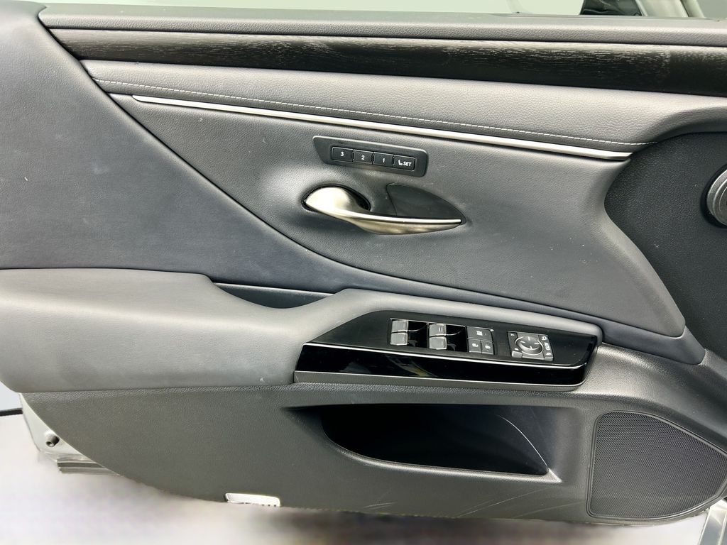 Thumbnail: 2023 Lexus ES - 25