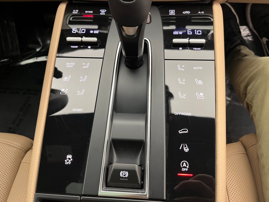 Thumbnail: 2025 Porsche Macan - 16