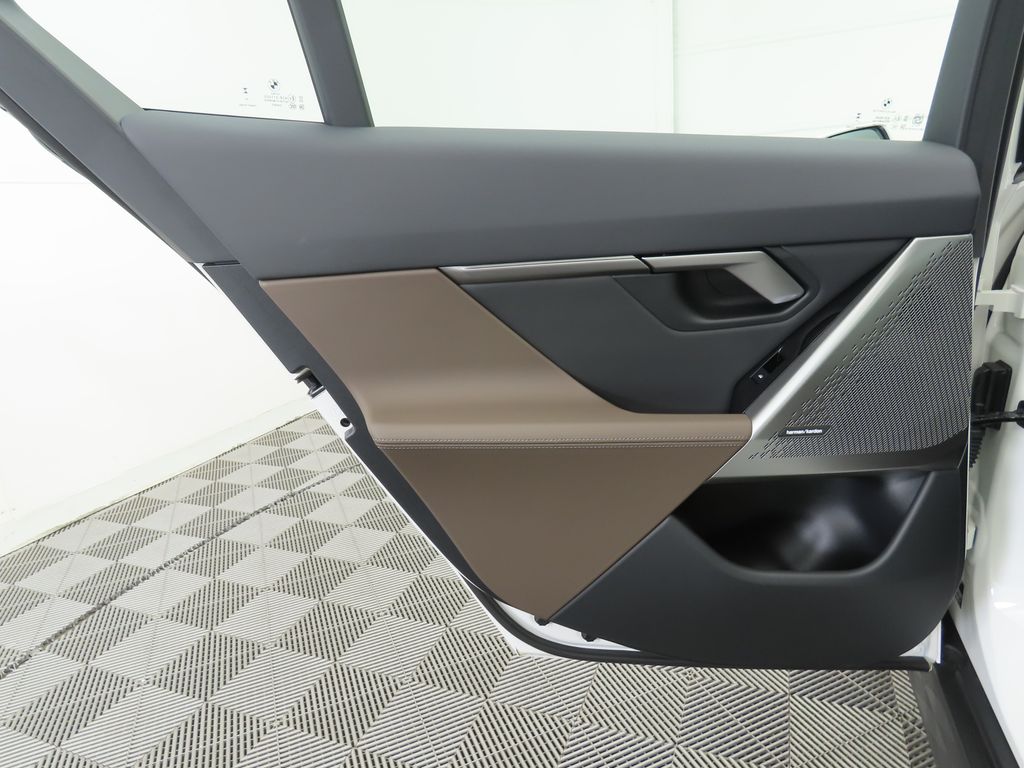 Thumbnail: 2026 BMW i5 - 28