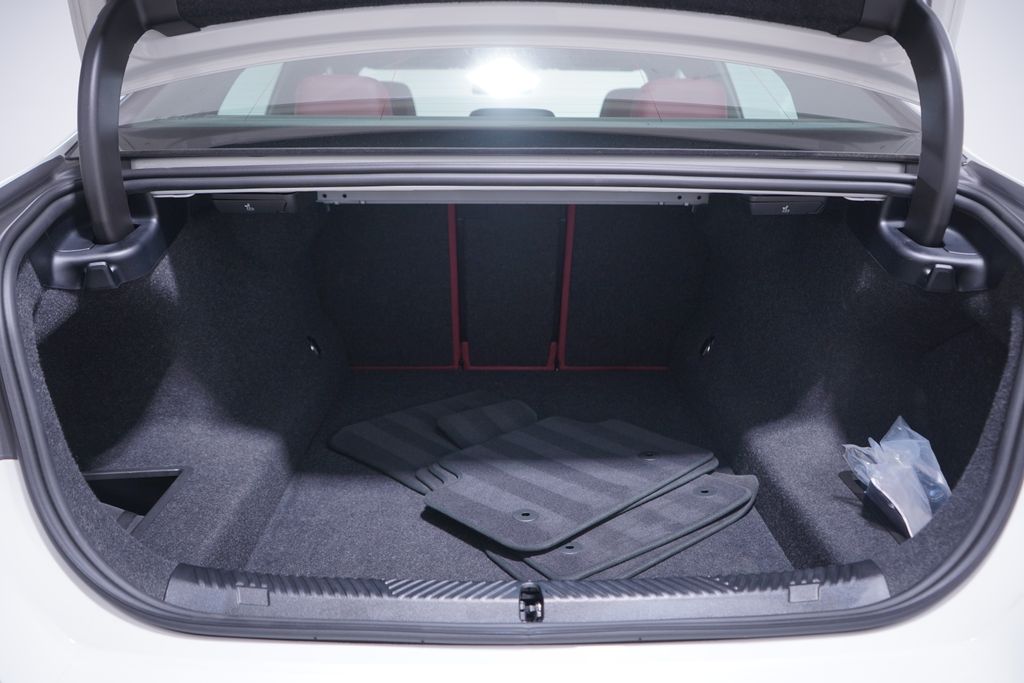 Thumbnail: 2025 BMW 5 Series - 22