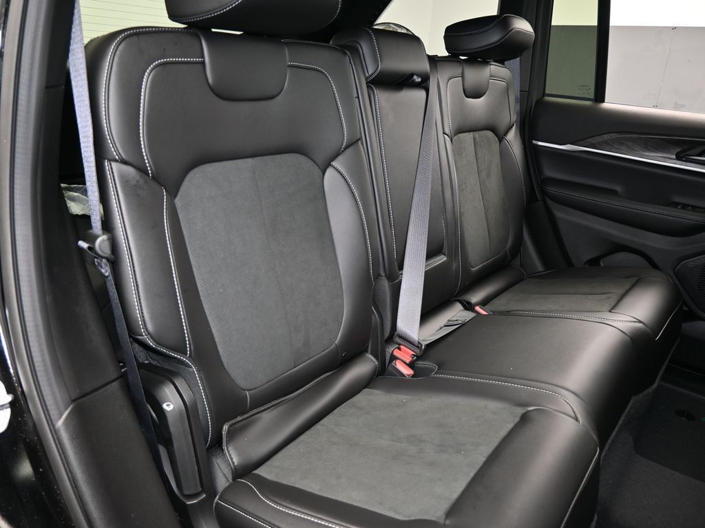 New 2026 Diamond Black Crystal Pearlcoat Jeep Laredo image 33
