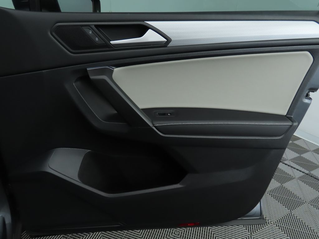 Thumbnail: 2022 Volkswagen Tiguan - 25