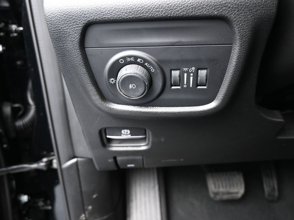 New 2026 Diamond Black Crystal Pearlcoat Jeep Limited image 27