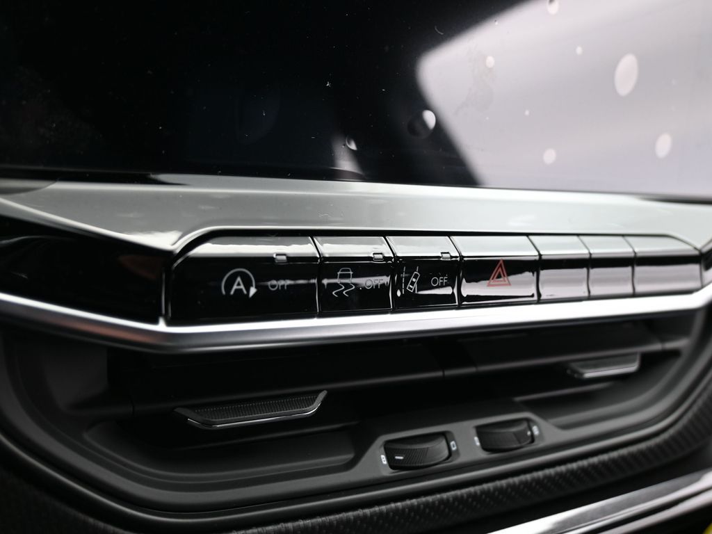 New 2026 Diamond Black Crystal Pearlcoat Jeep Latitude image 16