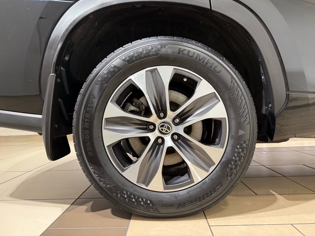 Thumbnail: 2023 Toyota Highlander - 9