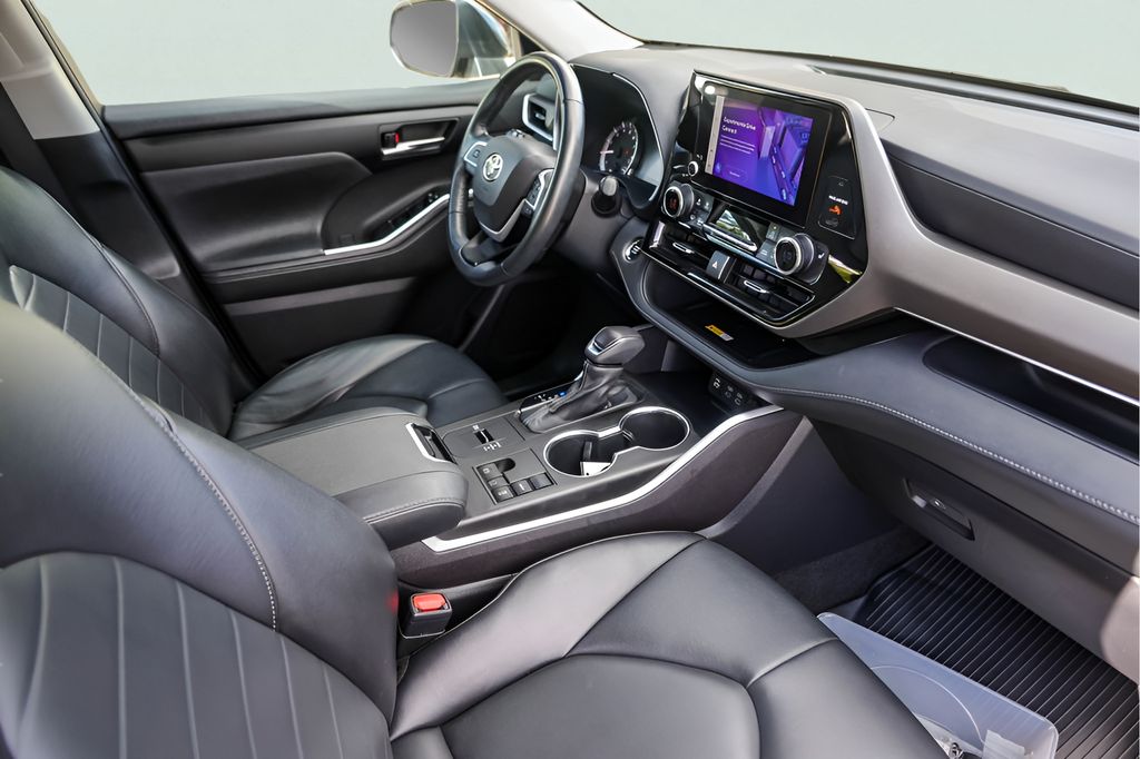 Used Car 2023 Toyota Highlander  Xle For Sale Under $35,000 In Austin, Texas