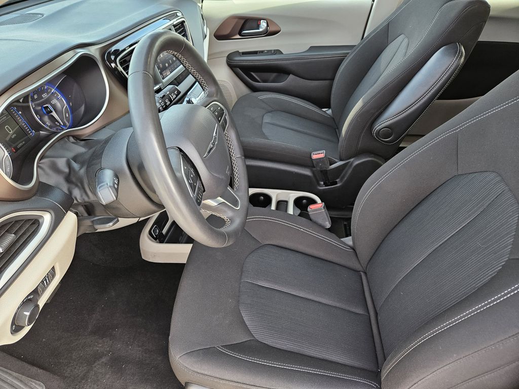 2023 Chrysler Voyager