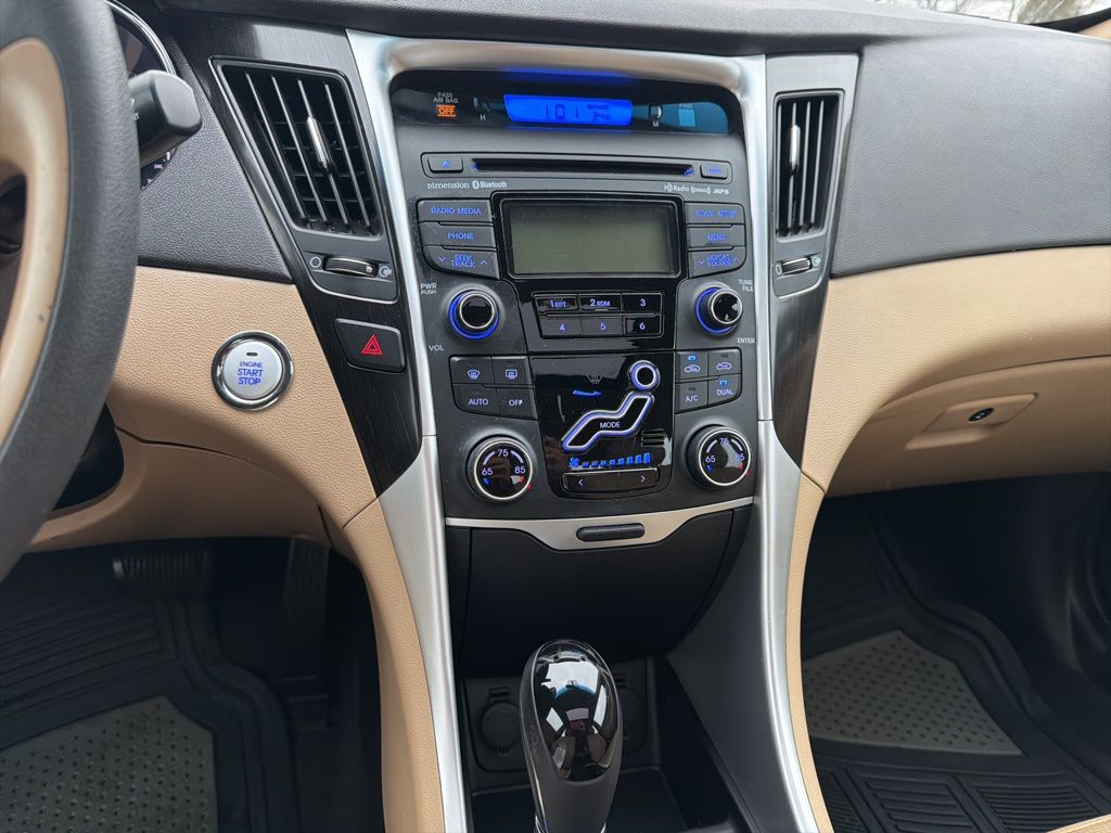 Thumbnail: 2013 Hyundai Sonata - 16