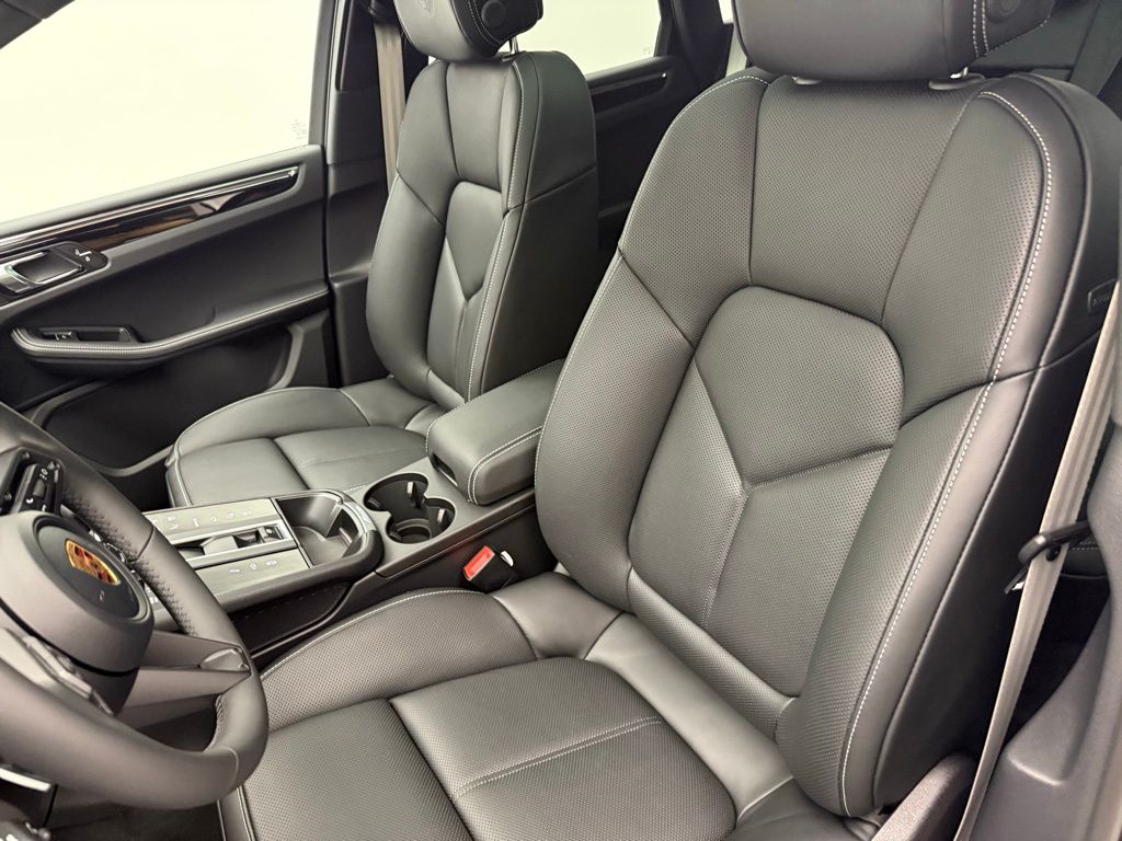 Thumbnail: 2026 Porsche Macan - 4