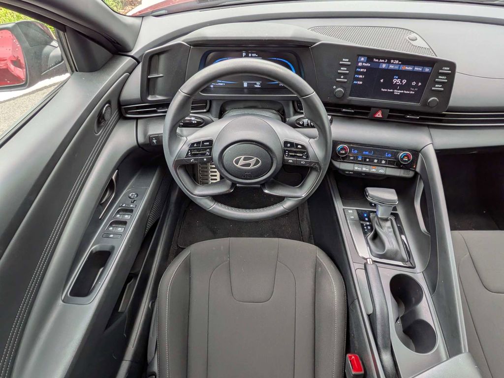 2025 Hyundai Elantra SEL - Photo 17