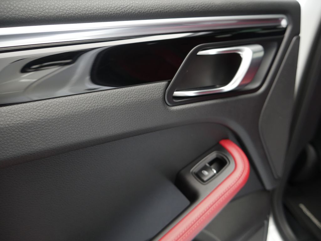 Thumbnail: 2023 Porsche Macan - 18