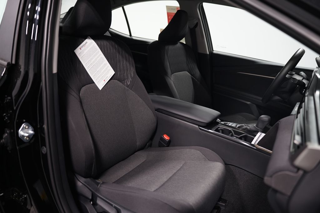 2025 Toyota Camry LE 28