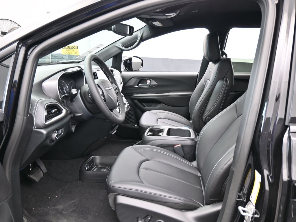 New 2026 Diamond Black Crystal Pearlcoat Chrysler Select image 11