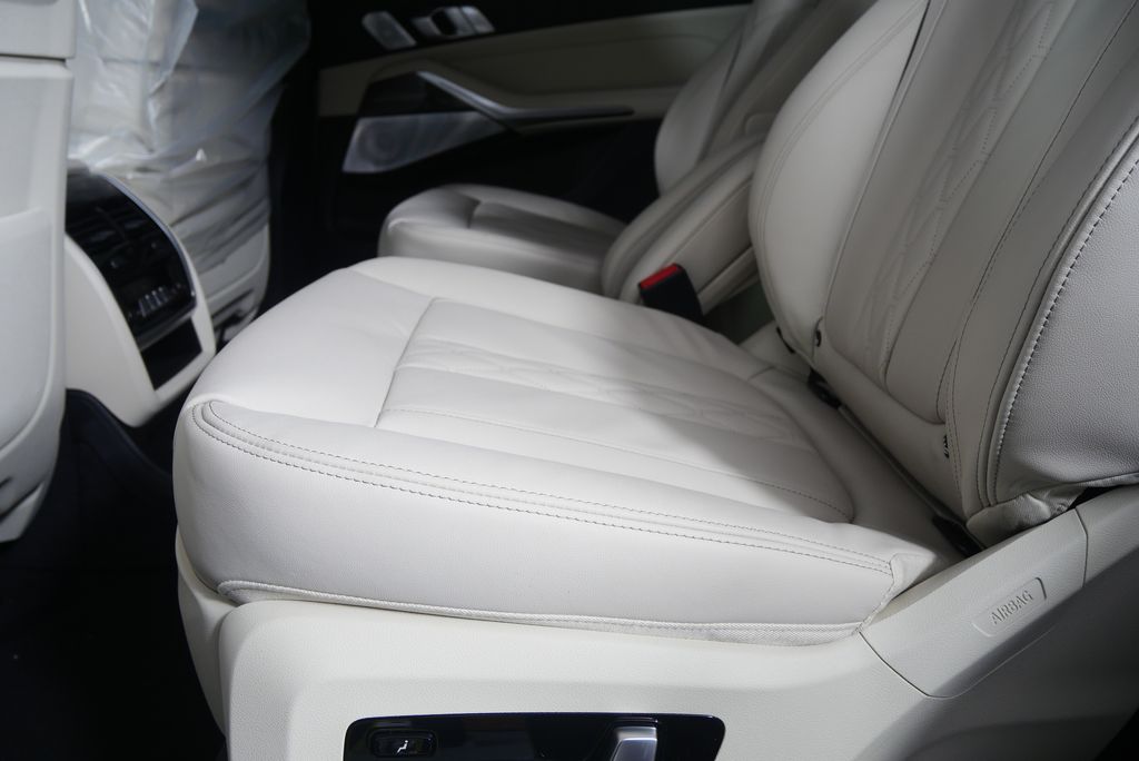 Thumbnail: 2026 BMW X7 - 16