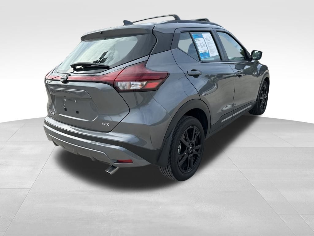 2023 Nissan Kicks SR 8