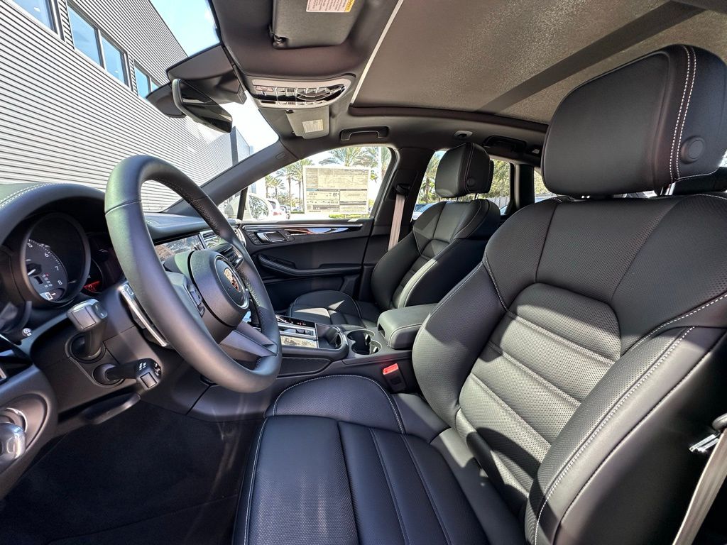 Thumbnail: 2026 Porsche Macan - 5