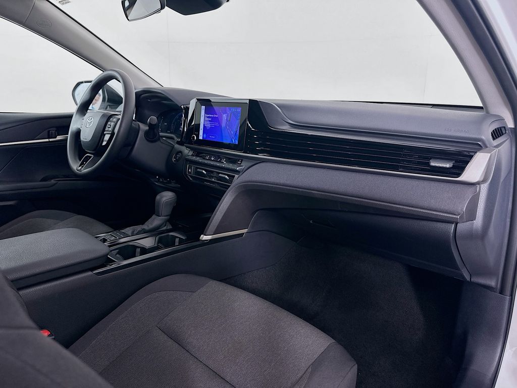 2025 Toyota Camry LE 28