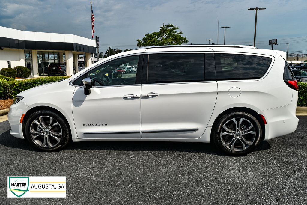 Used 2025 Chrysler Pacifica Van
