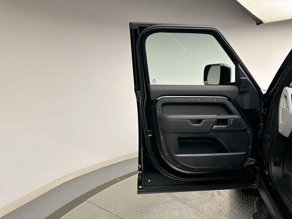 2025 Land Rover Defender 130 9