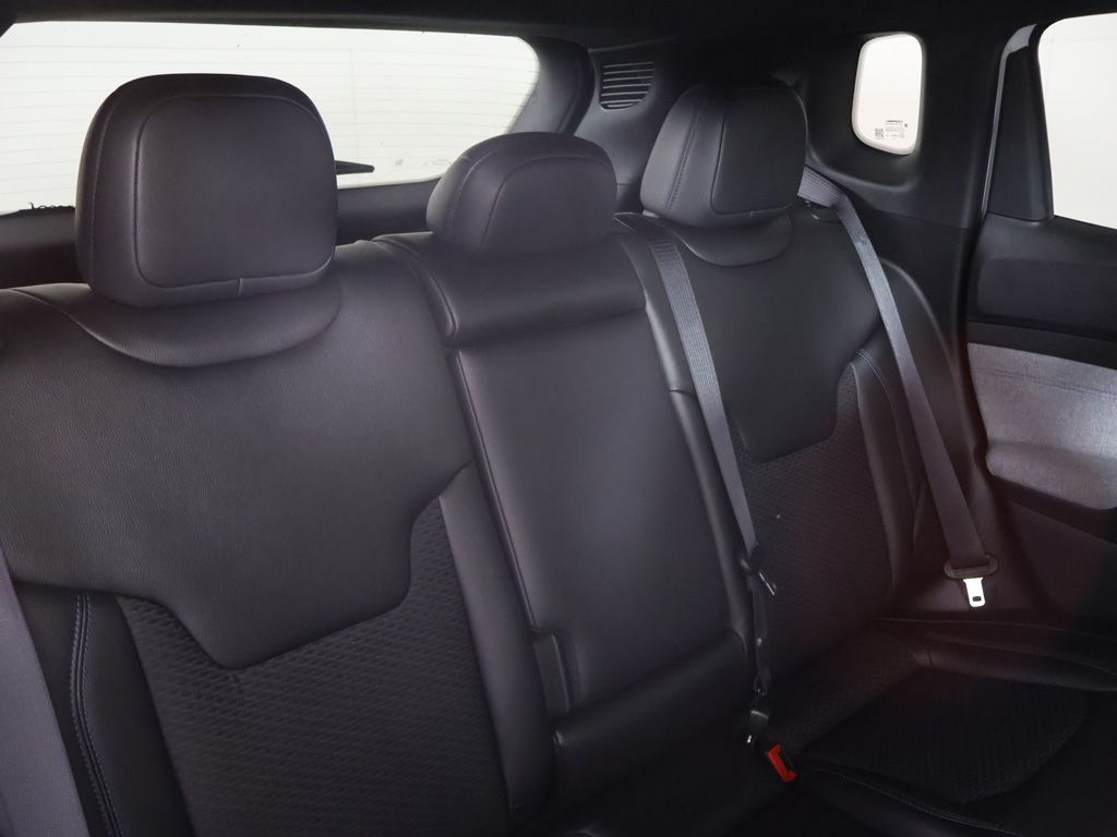 Used 2025 White Jeep Latitude image 31