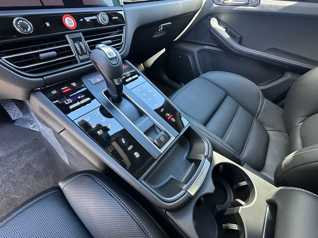 Thumbnail: 2026 Porsche Macan - 30