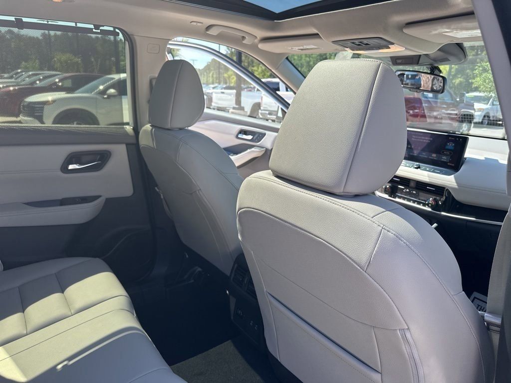 2025 Everest White Pearl Nissan Rogue SL FWD SUV