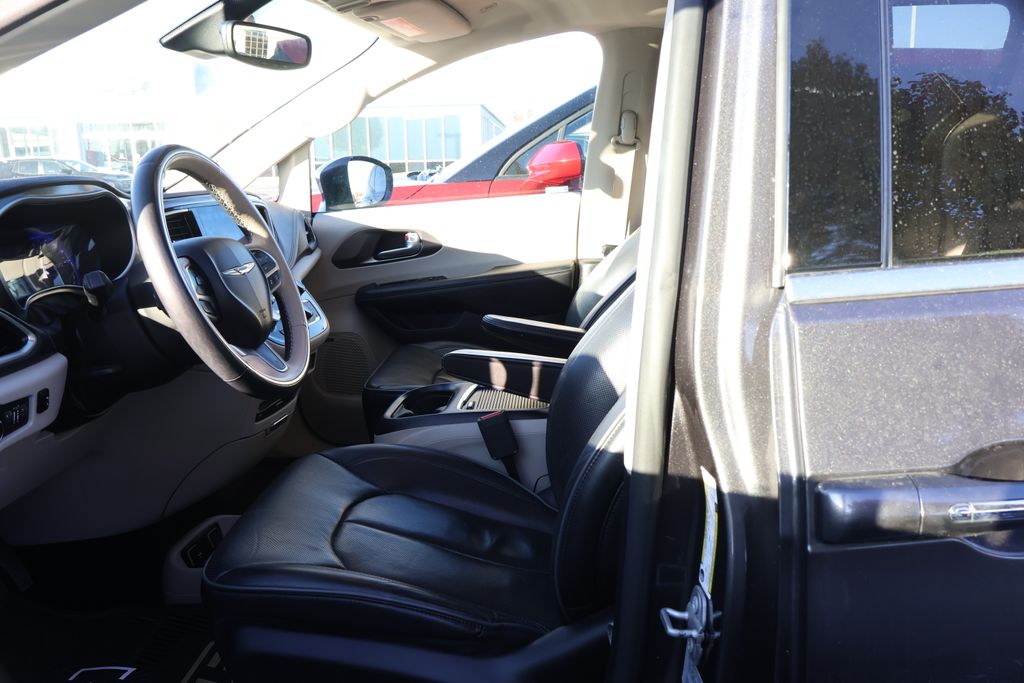 Thumbnail: 2018 Chrysler Pacifica - 12