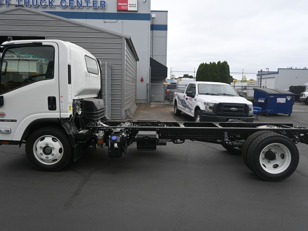 2025 Isuzu NPR XD 