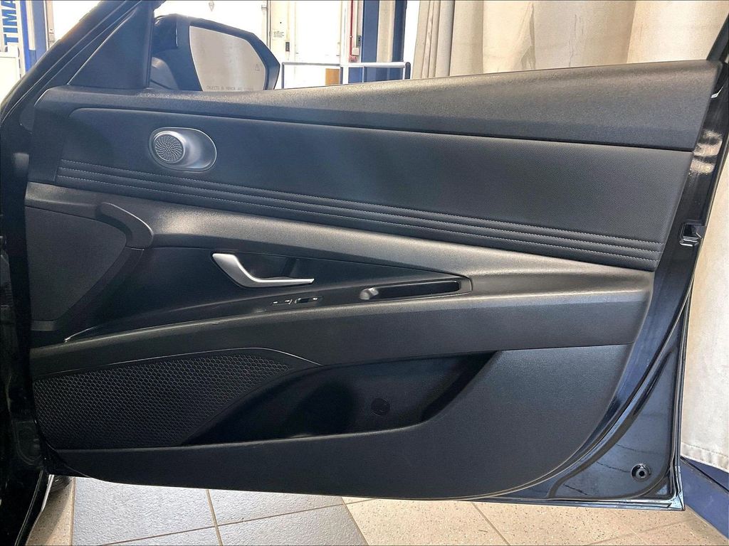 2023 Hyundai Elantra — photo 12