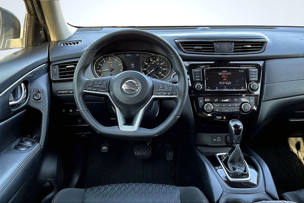 2019 Nissan Rogue SV - 4