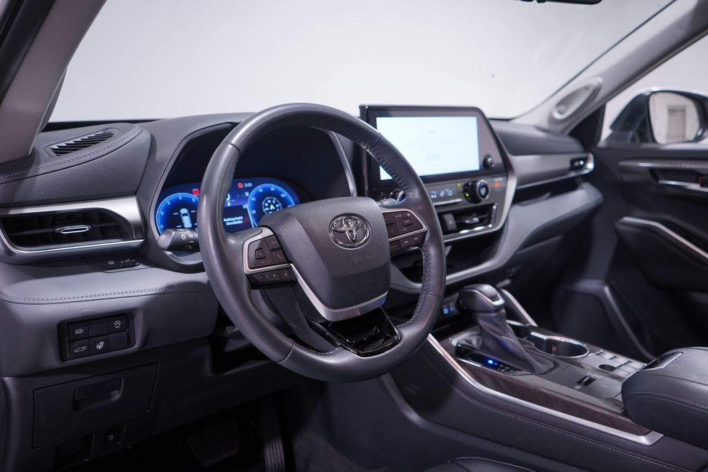 Thumbnail: 2023 Toyota Highlander - 6