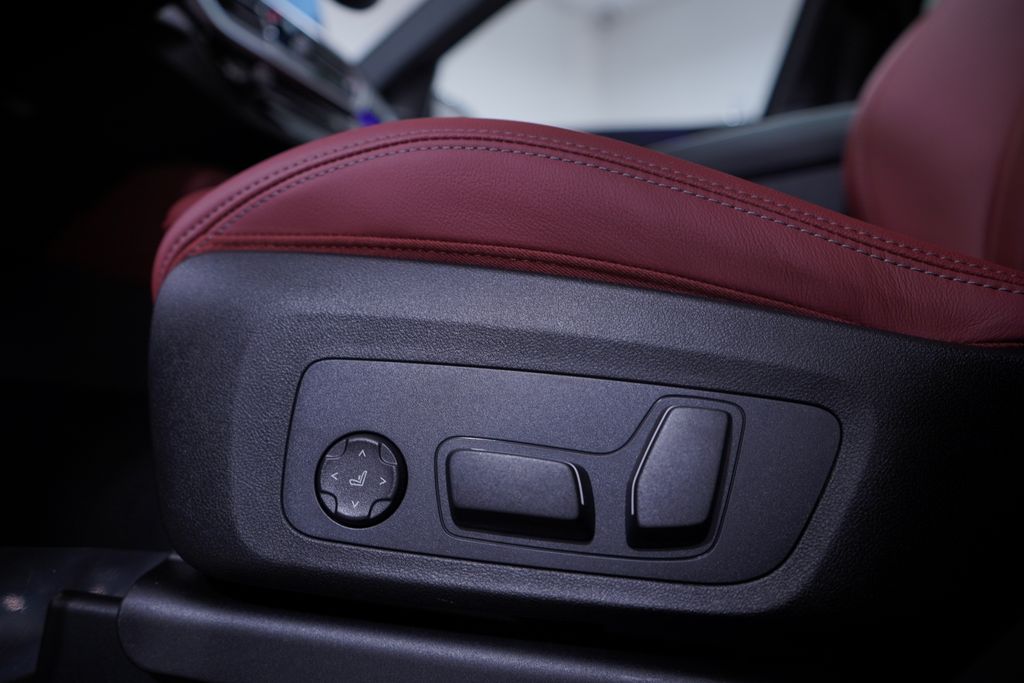 Thumbnail: 2025 BMW X4 - 12