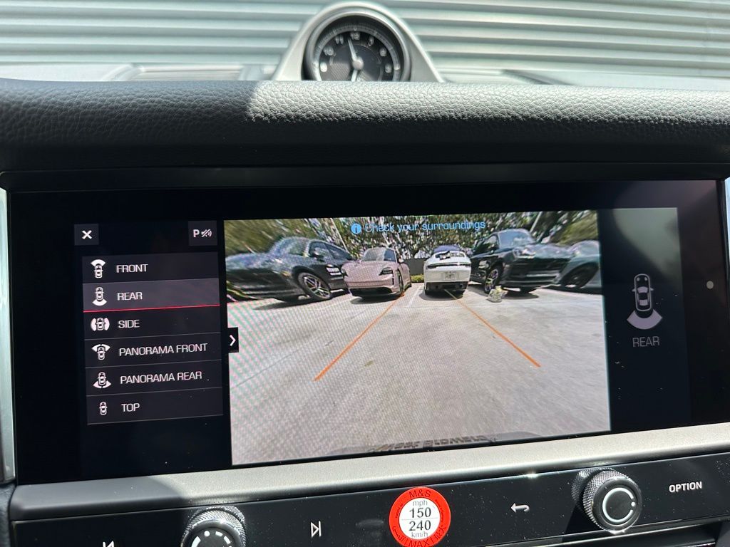 2025 Porsche Macan  27