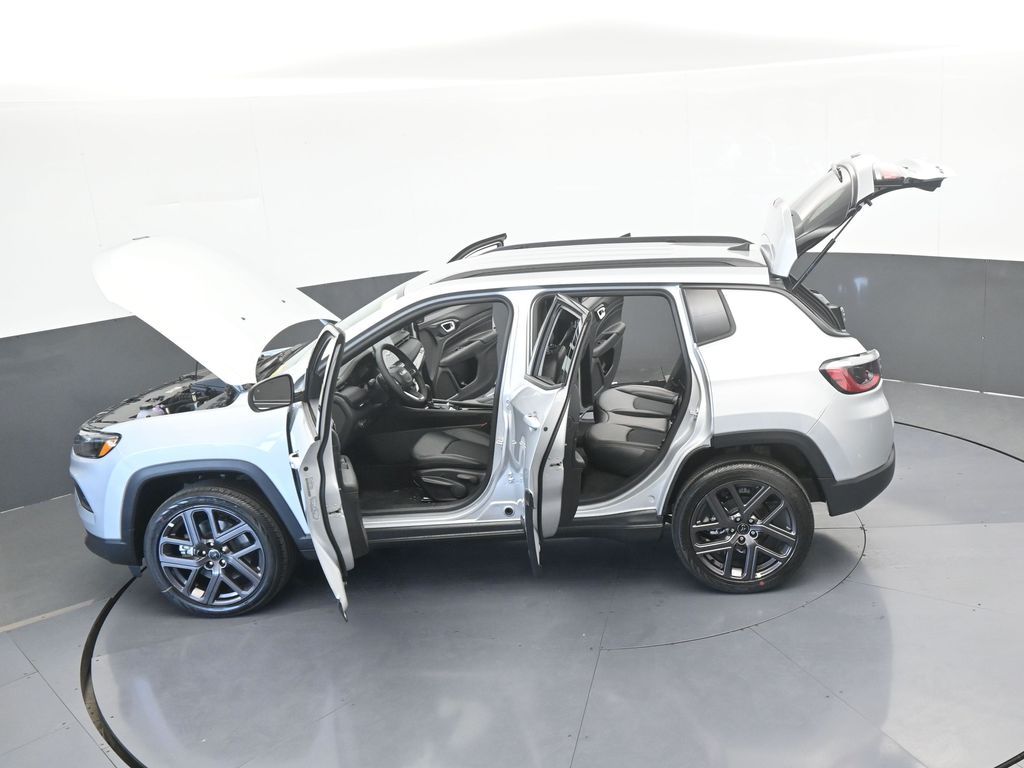 New 2026 silver zynith metallic clearcoat Jeep Latitude image 61