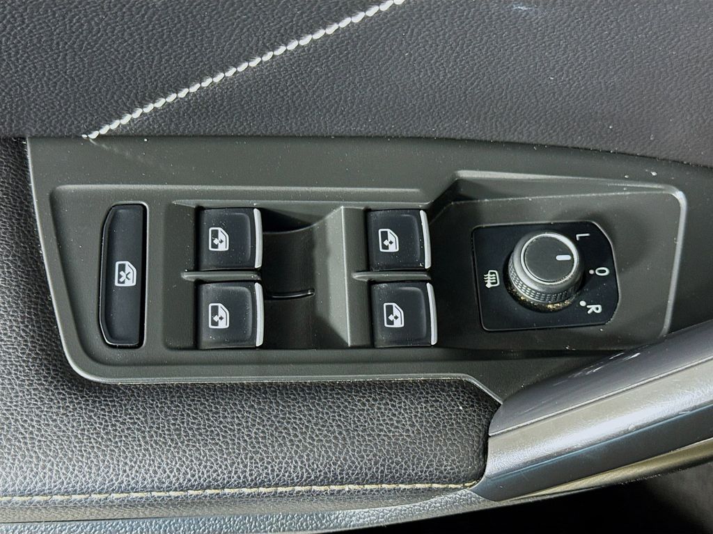 Thumbnail: 2023 Volkswagen Tiguan - 18