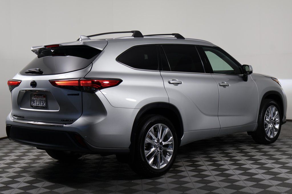 Thumbnail: 2023 Toyota Highlander - 4