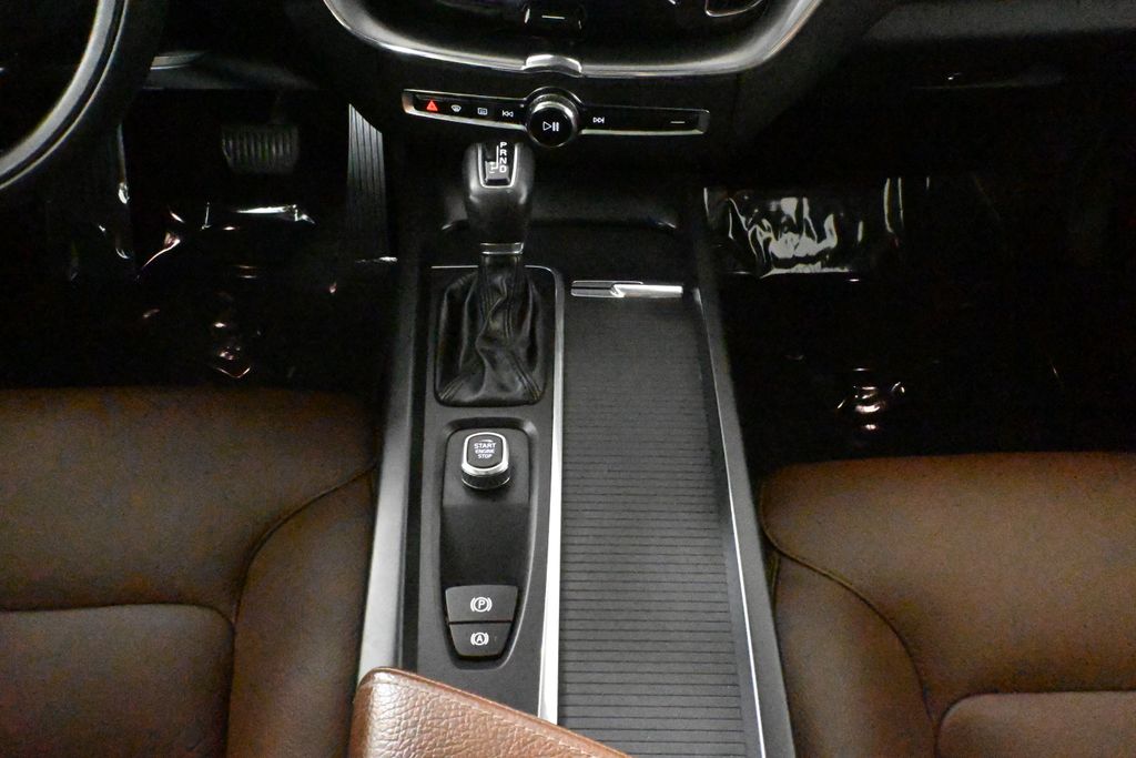 Thumbnail: 2018 Volvo XC60 - 25