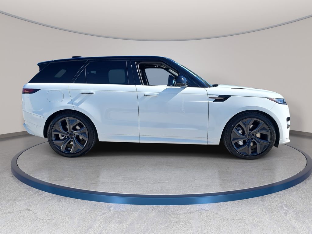 New 2026 White Land Rover Dynamic SE image 4