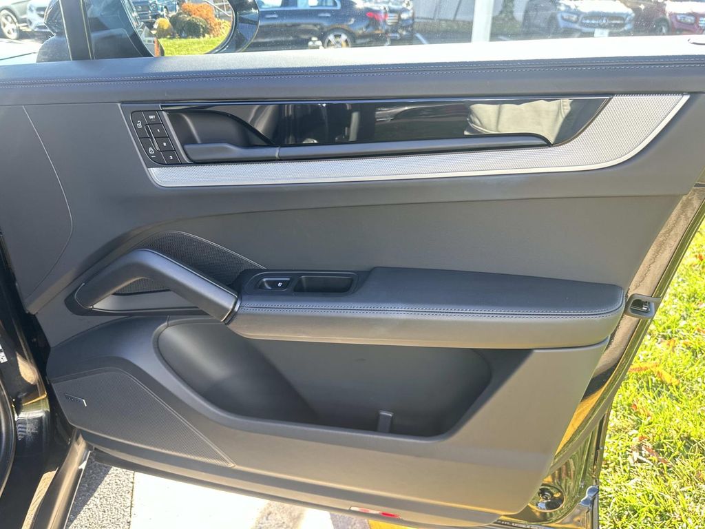 Thumbnail: 2025 Porsche  - 19