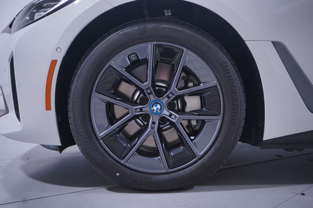 Thumbnail: 2023 BMW i4 - 2