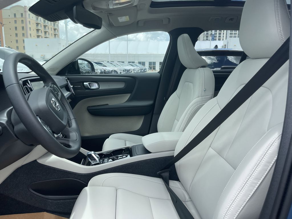 2025 Volvo XC40  photo